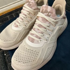 APL Techloom Tracer Women’s training sneakers, 6.5